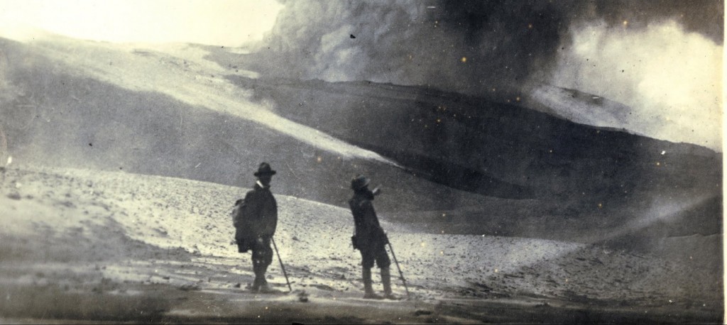 Jean Epstein face à l'Etna en éruption, juillet 1923 - ph Cinémathèque Française - modif